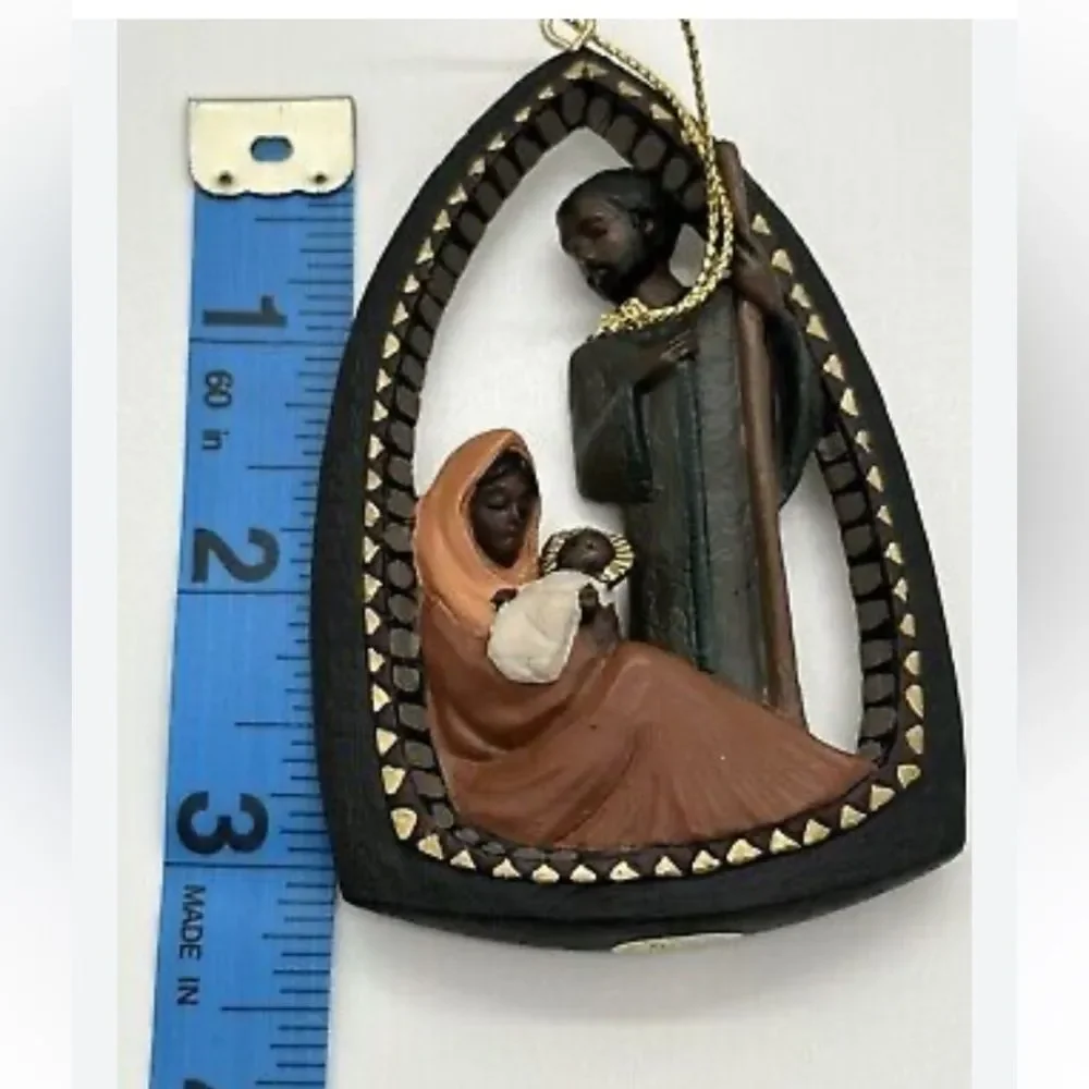 Mahogany Miracle Holy Family hanging ornament circa 2000 - Picture 4 of 4